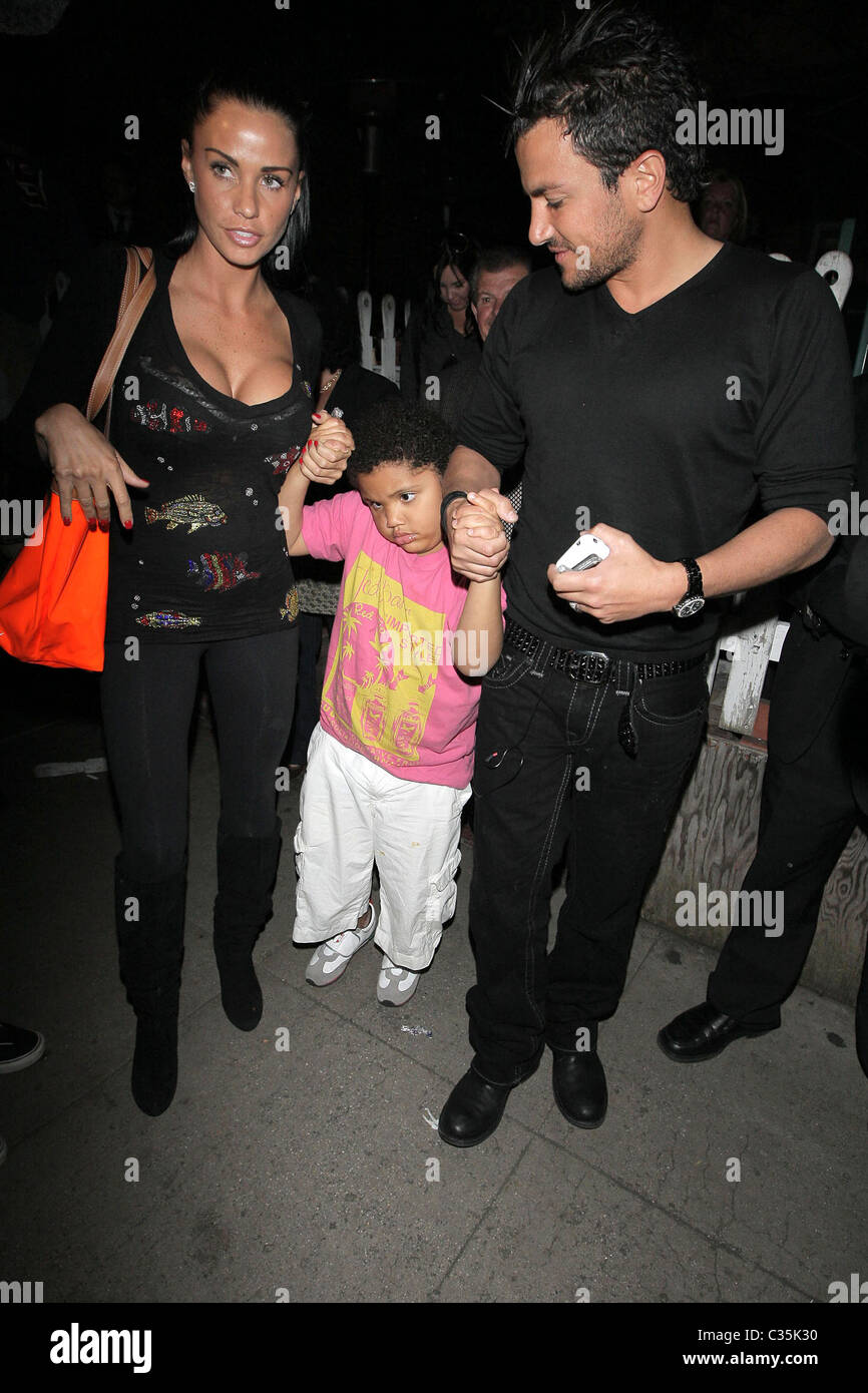 Katie Price, aka Jordan, Peter Andre, and their son, Harvey, have dinner at  the Ivy on Robertson Boulevard Los Angeles Stock Photo - Alamy