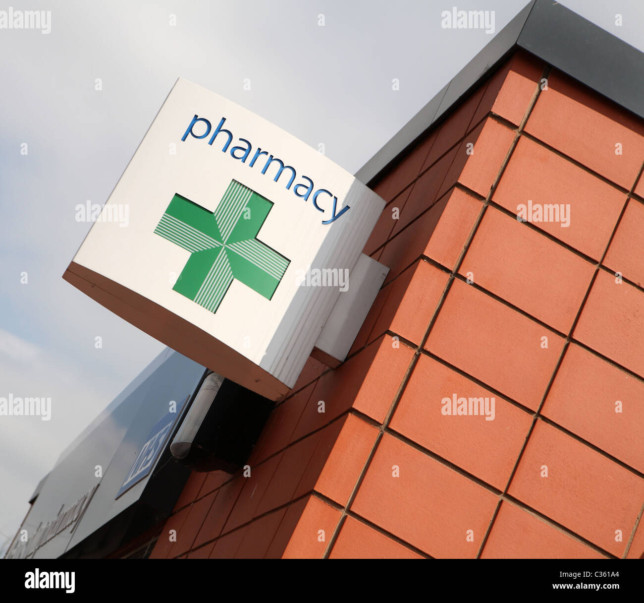 Pharmacy sign green cross hi-res stock photography and images - Alamy