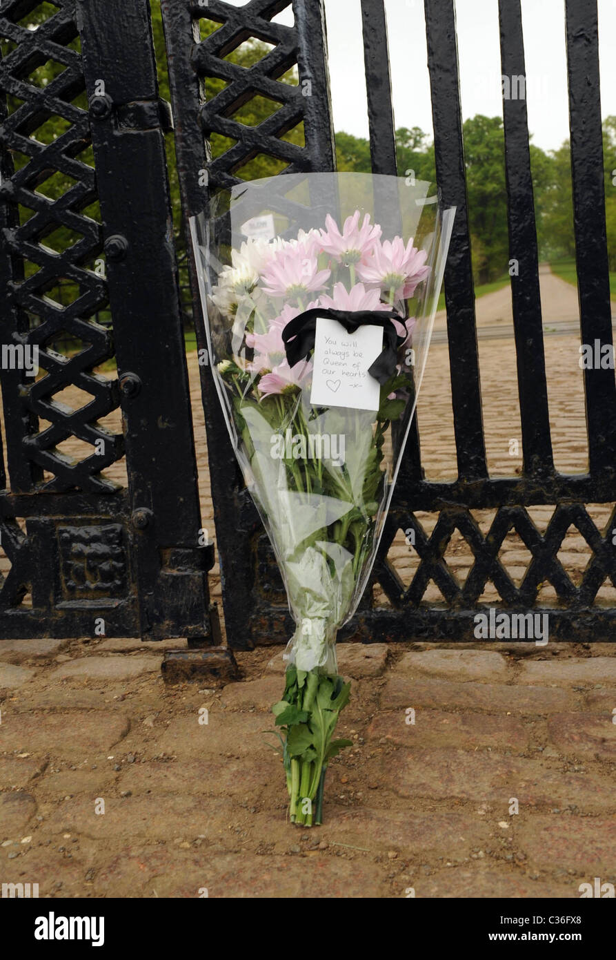 The Wedding of Prince William and Catherine Middleton. 29th April 2011. A single bunch of flowers at the gates of Althorp on Stock Photo