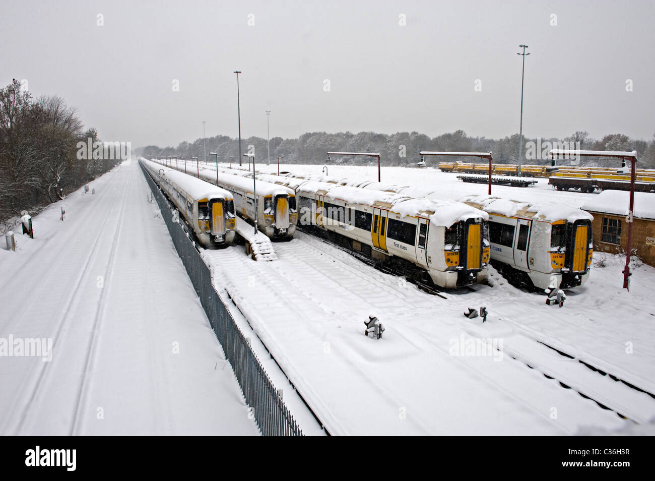 Snowy trains hires stock photography and images Alamy