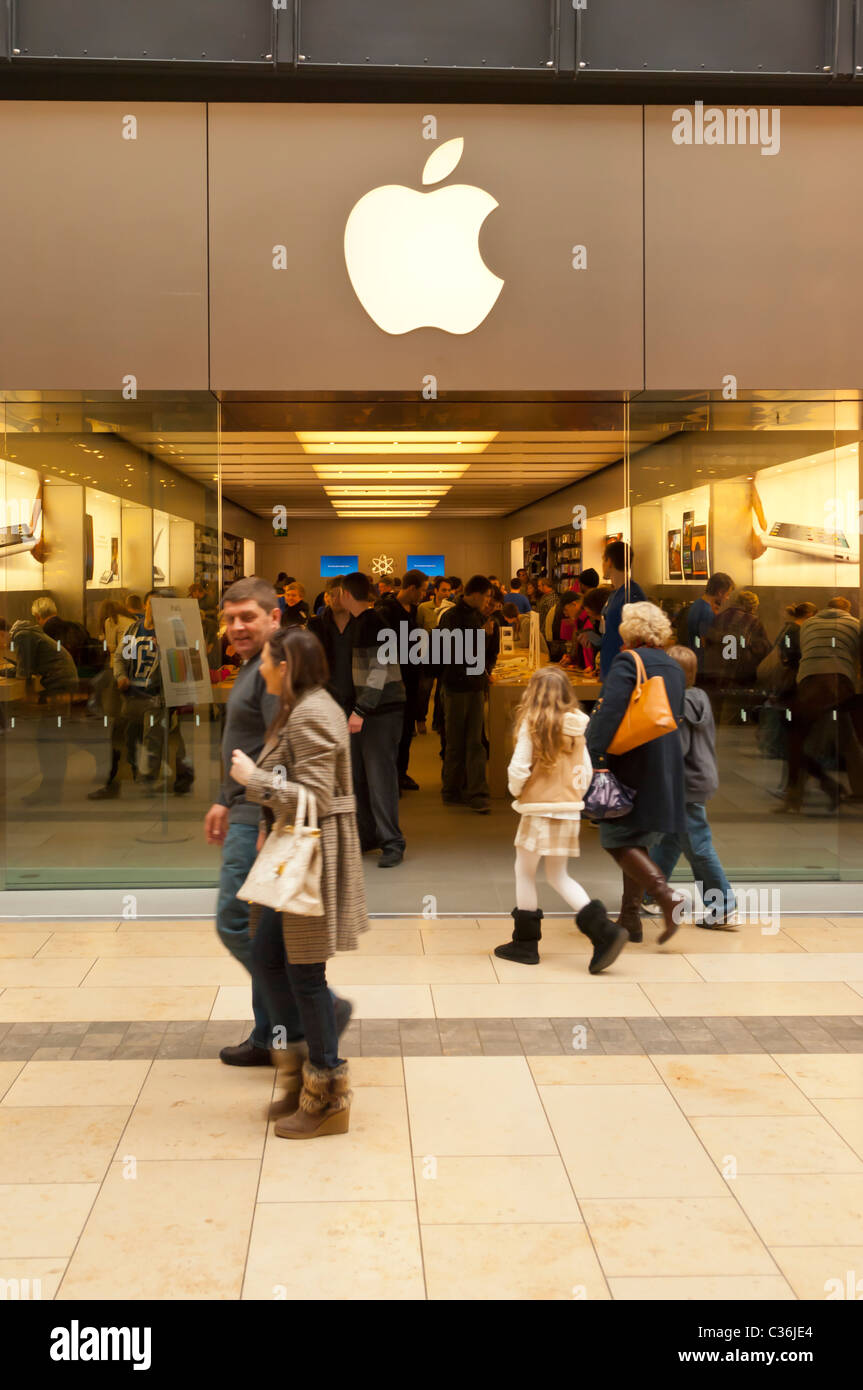 The Apple shop store in the Lion Yard indoor shopping centre in Cambridge , Cambridgeshire , England , Britain , Uk Stock Photo