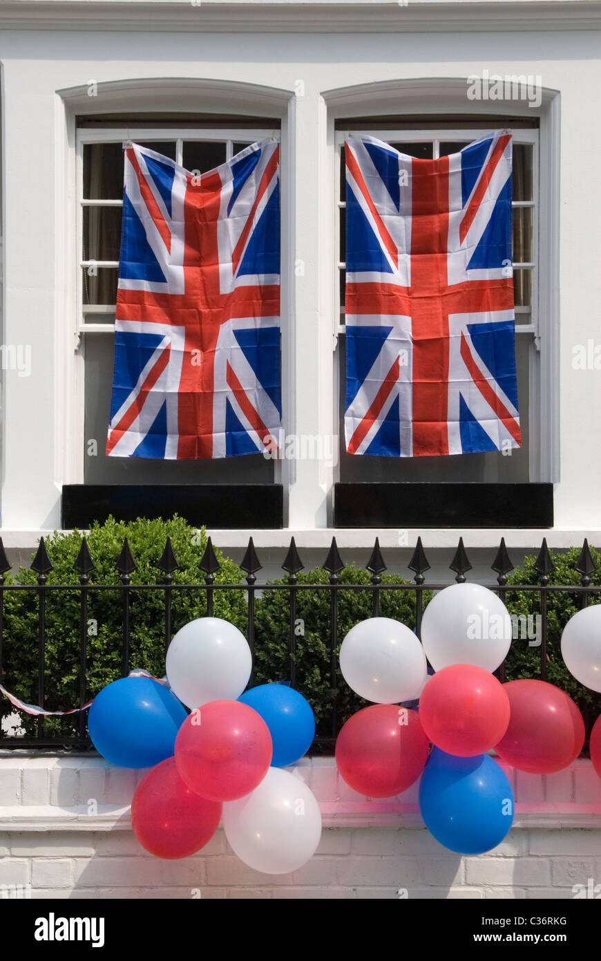 Royal Wedding Street Party. Bunting exterior Chelsea London April 29 2011 2010s UK Prince William and Kate Middleton. Red white and blue balloons and Union Jack flags decorate the exterior outside of a house. HOMER SYKES Stock Photo