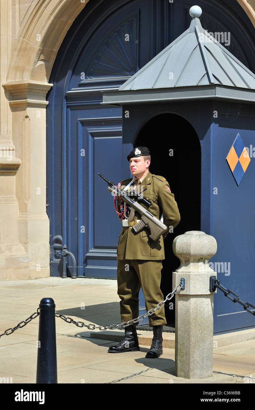 Soldier on guard duty in front of sentry box at the Grand Ducal Palace / Palais grand-ducal in Luxembourg, Grand Duchy of Luxemb Stock Photo