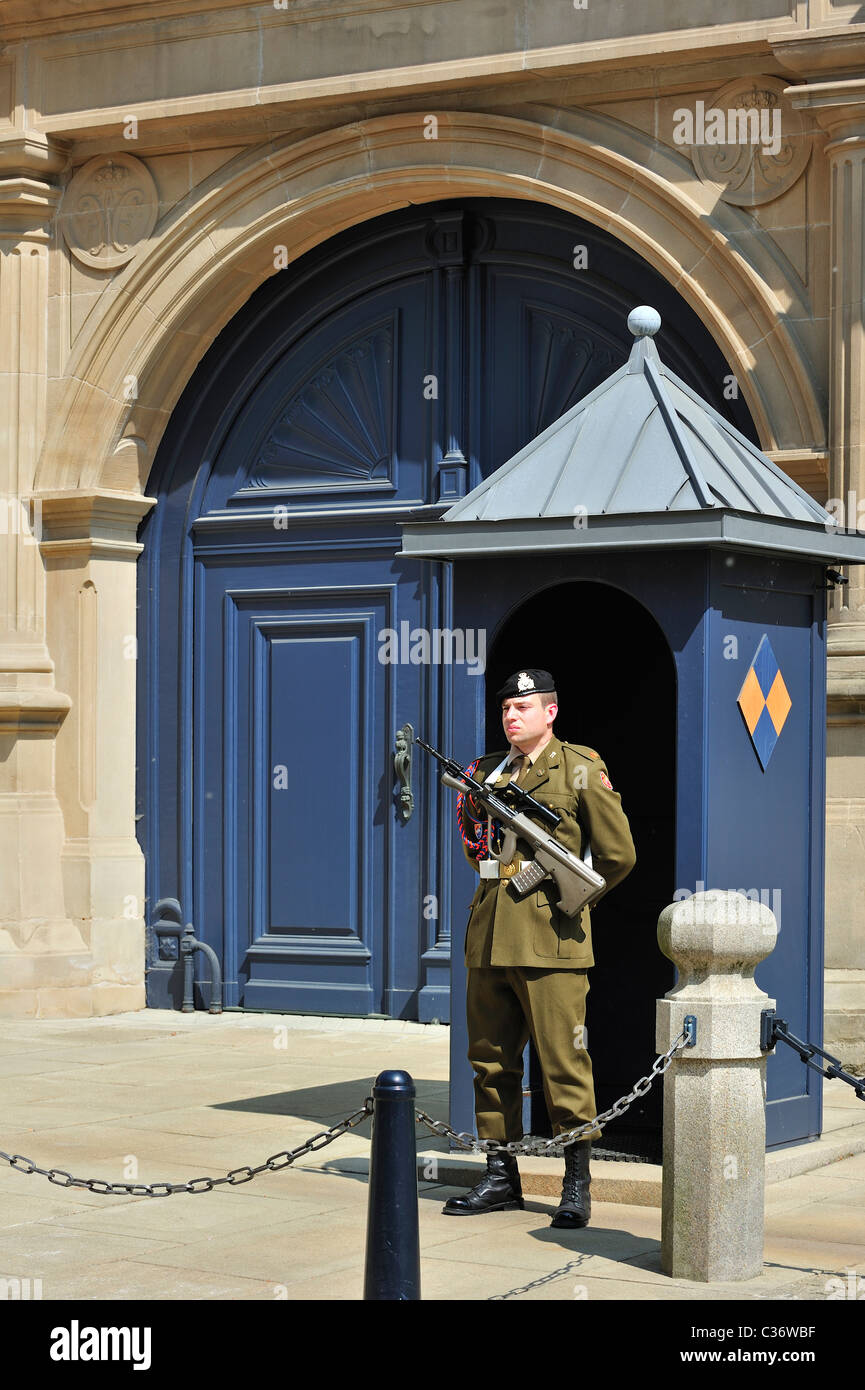Soldier on guard duty in front of sentry box at the Grand Ducal Palace / Palais grand-ducal, Grand Duchy of Luxembourg Stock Photo