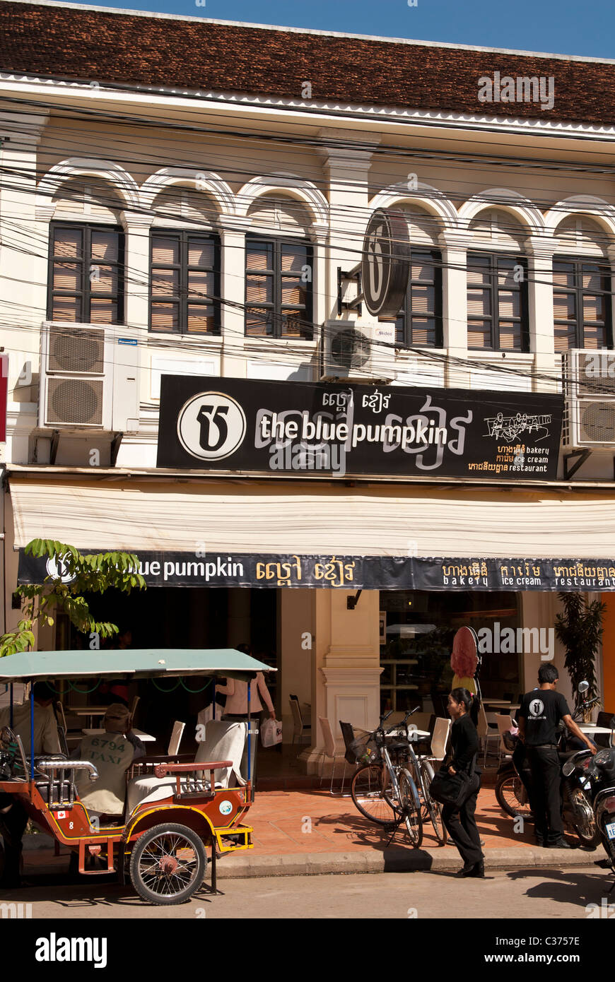The 'Blue Pumpkin' cafe bakery, near the old market, Siem Reap, Cambodia Stock Photo