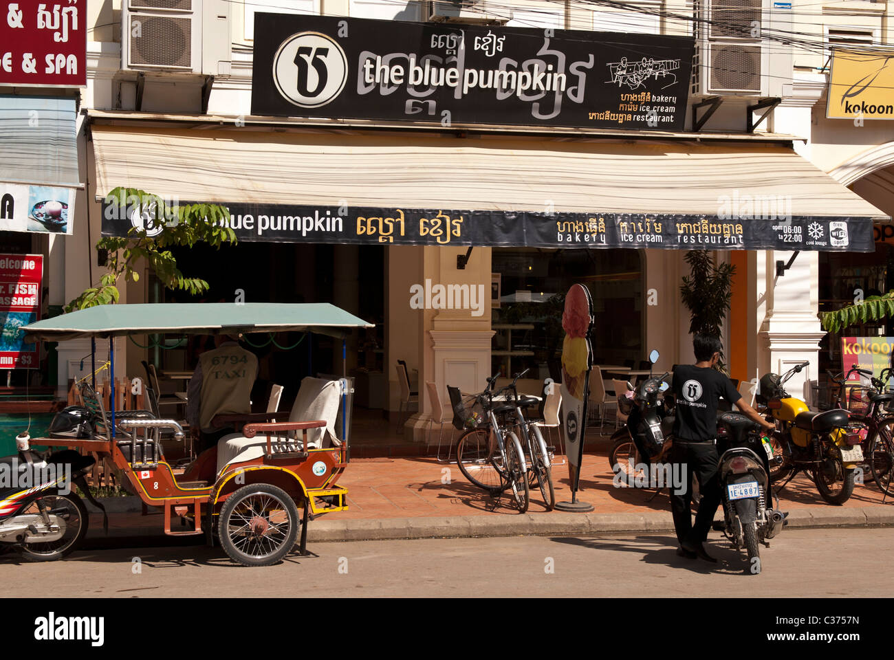 The 'Blue Pumpkin' cafe bakery, near the old market, Siem Reap, Cambodia Stock Photo