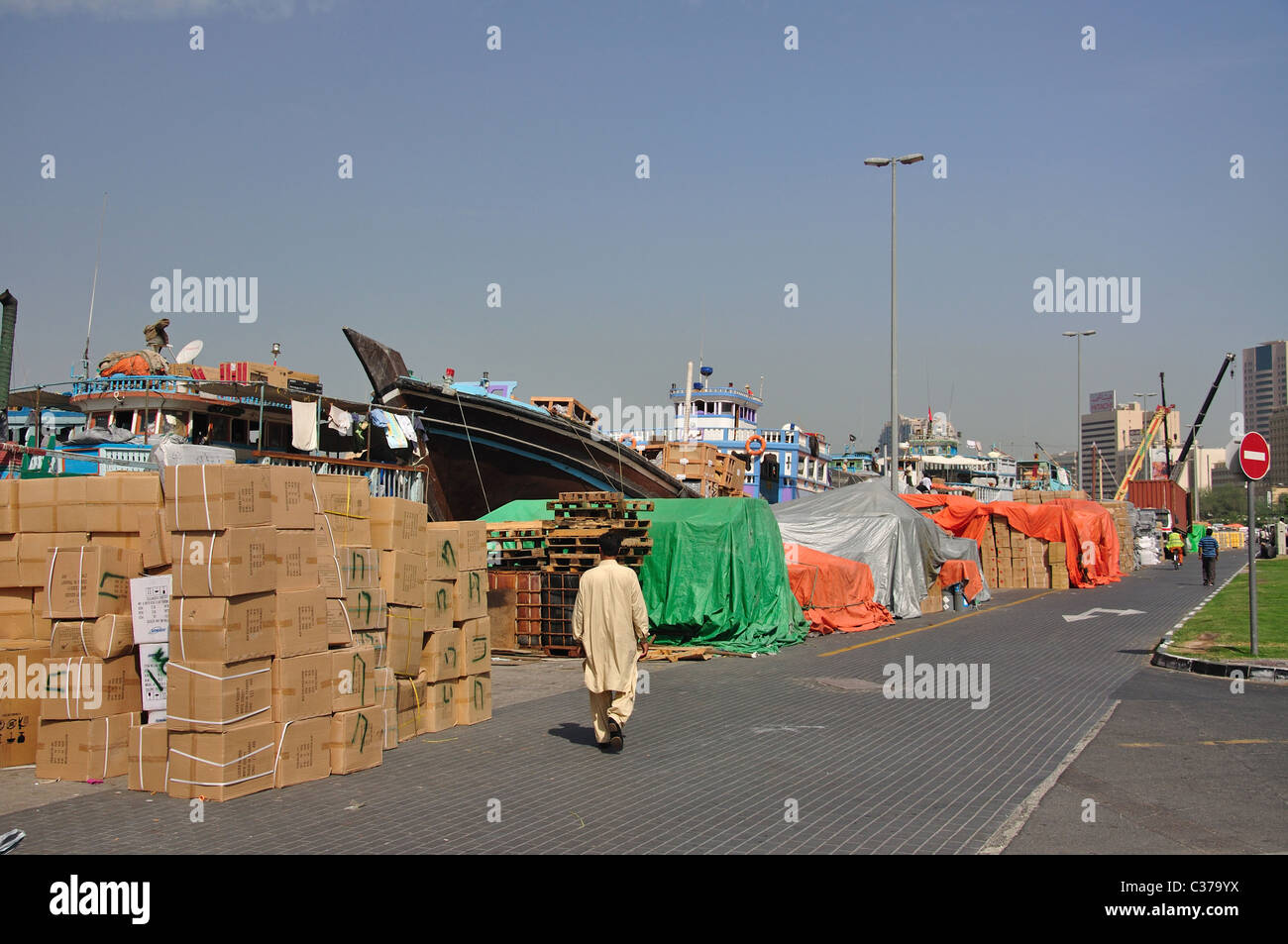 Loading goods on to Trading Dhows on Dubai Creek, Deira, Dubai, United Arab Emirates Stock Photo