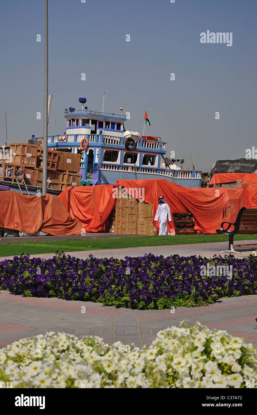 Loading goods on to Trading Dhows on Dubai Creek, Deira, Dubai, United Arab Emirates Stock Photo