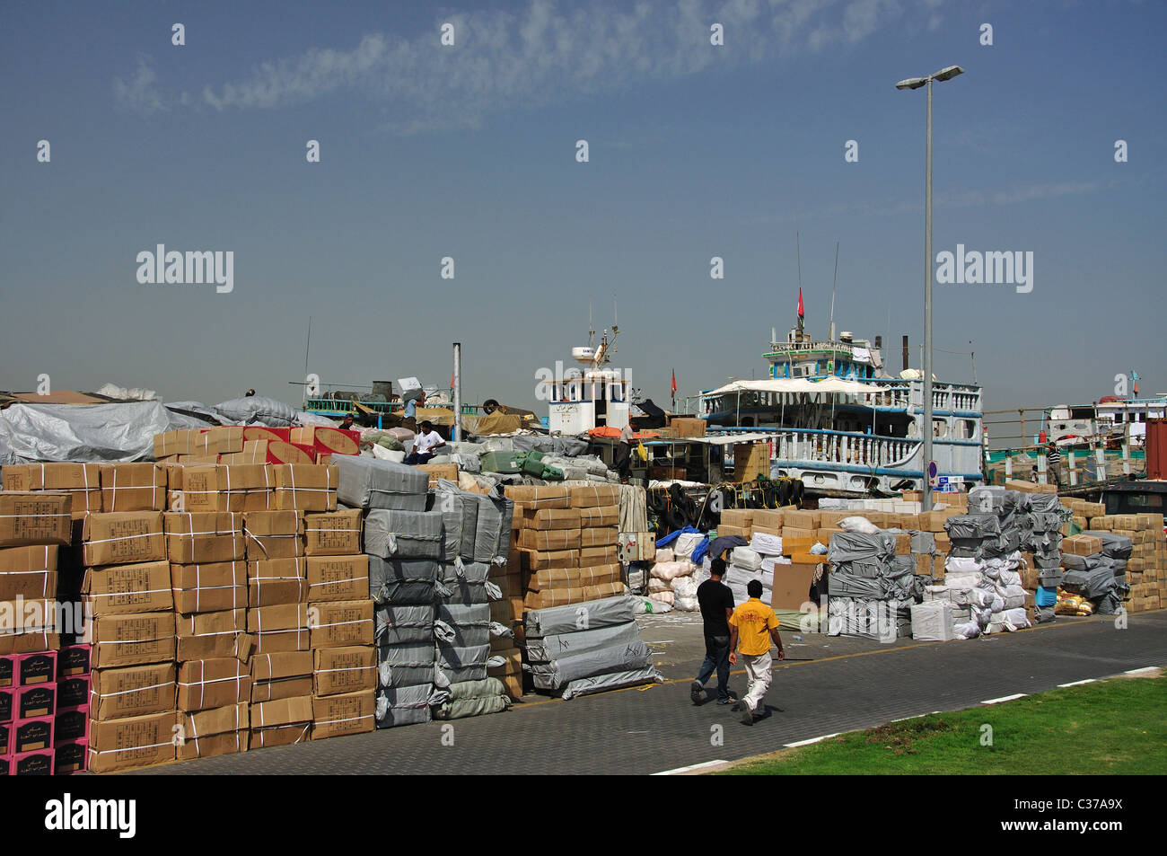 Loading goods on to Trading Dhow on Dubai Creek, Deira, Dubai, United Arab Emirates Stock Photo