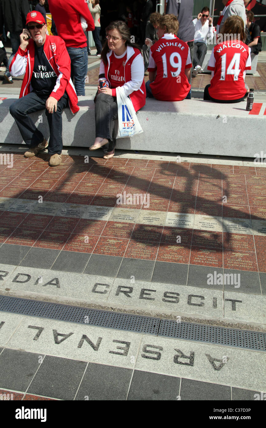 Emirates stadium fans hi-res stock photography and images - Alamy