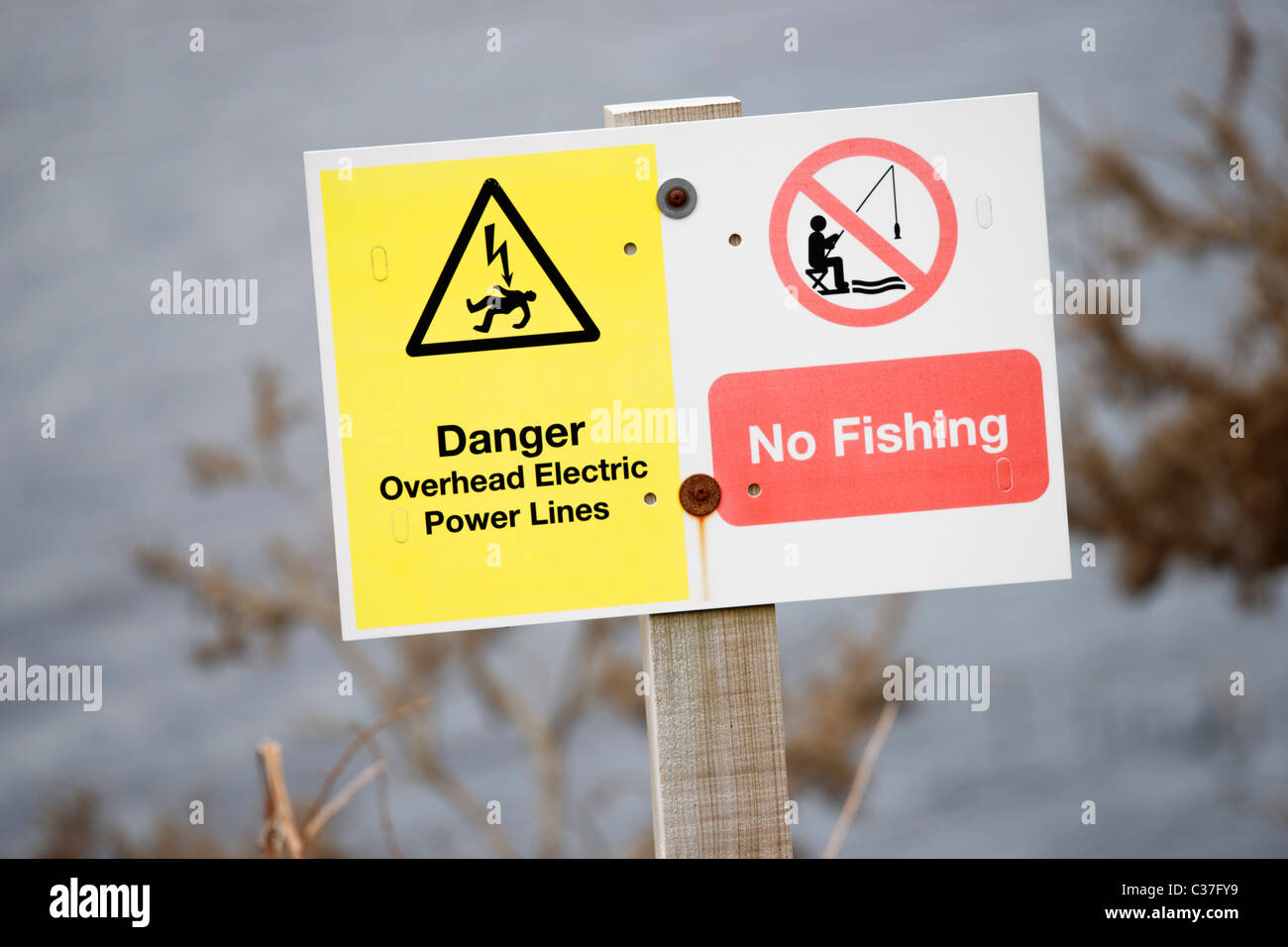 https://c8.alamy.com/comp/C37FY9/danger-sign-warning-of-overhead-electric-power-lines-no-fishing-C37FY9.jpg