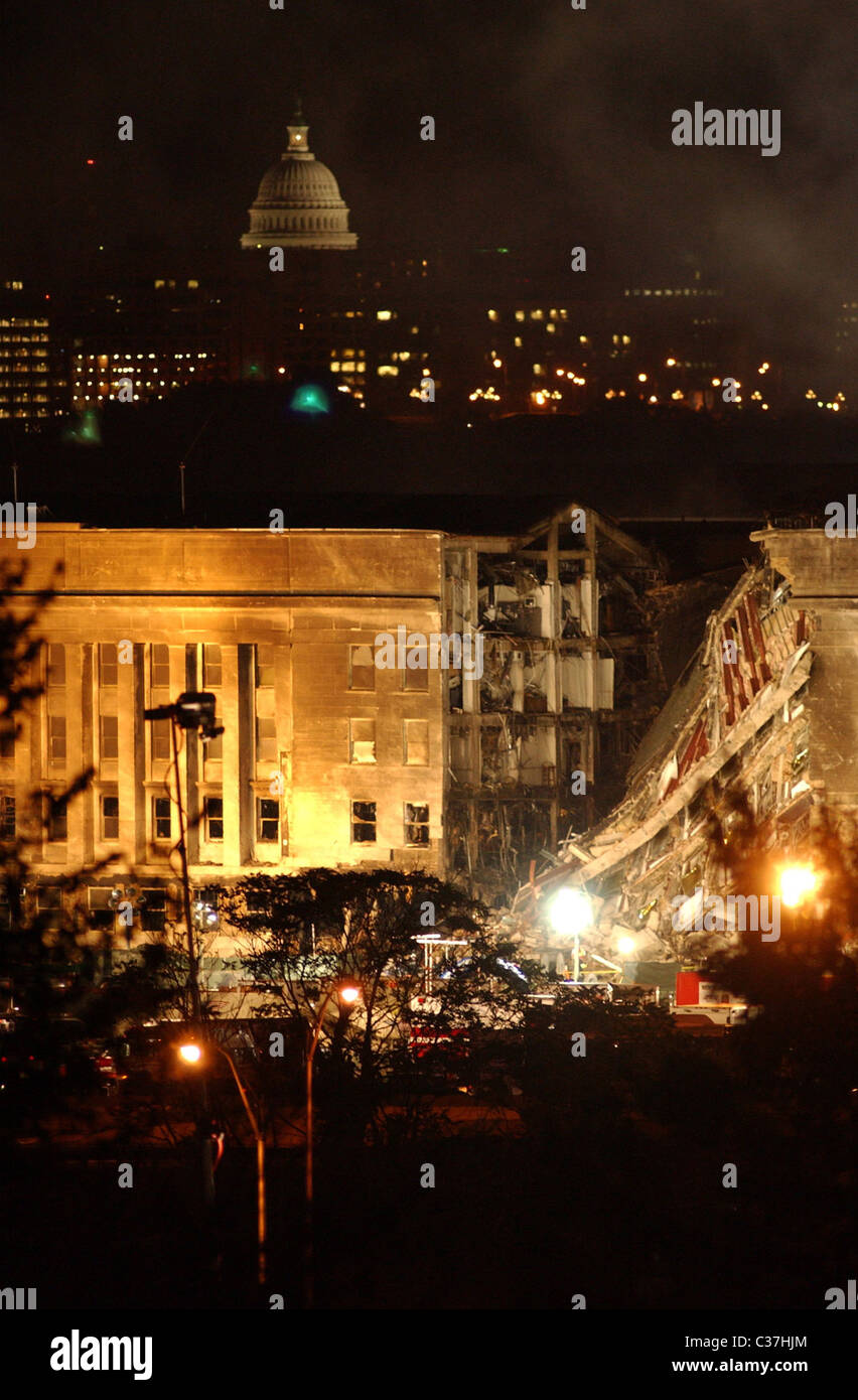 010911-N-3783H-174 Arlington, Virginia (Sept. 11, 2001) -Ð Smoke and flames rose over the Pentagon late into the night, followin Stock Photo