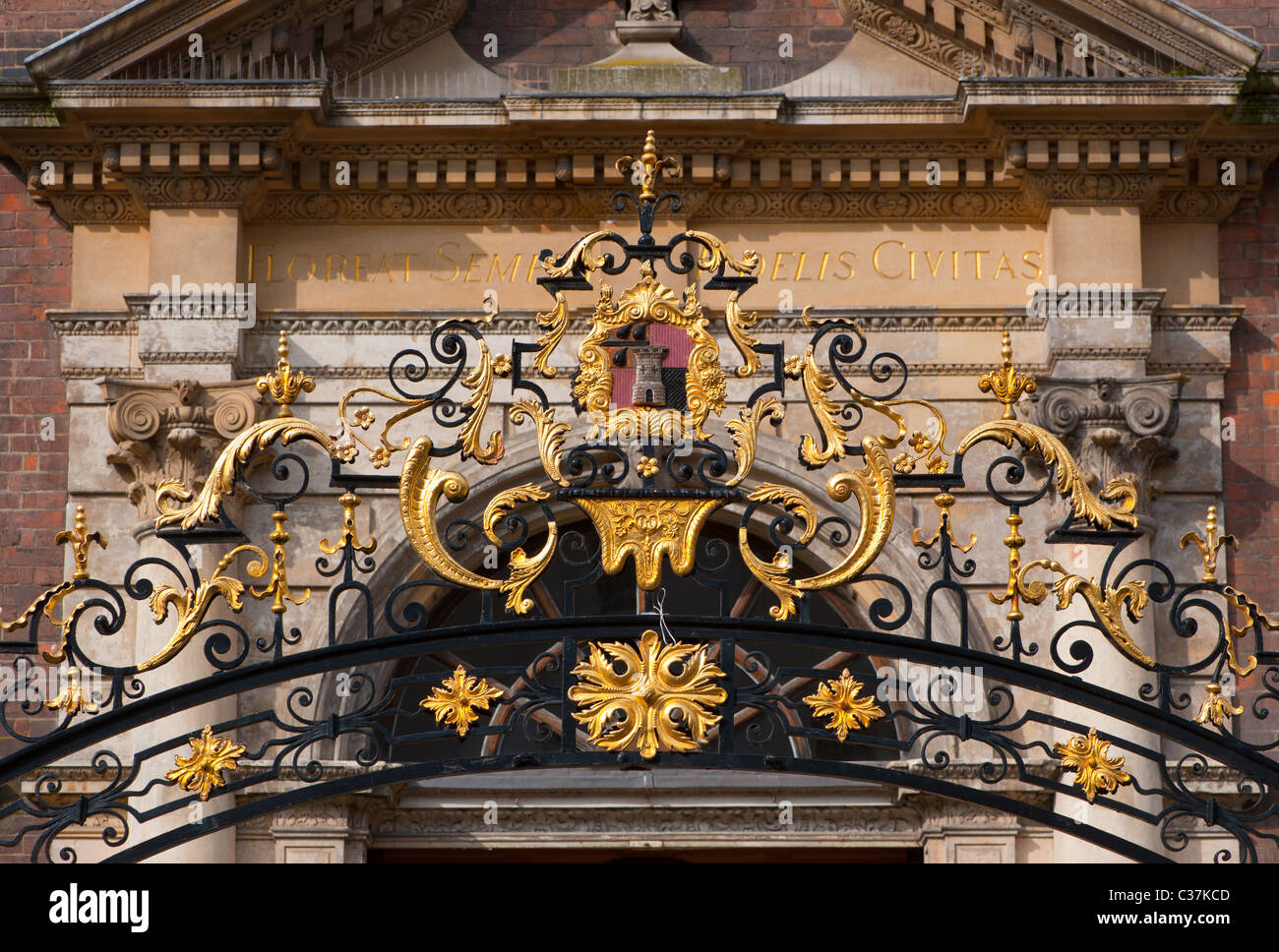 Coat of arms over the gate of Worcester Guildhall Stock Photo