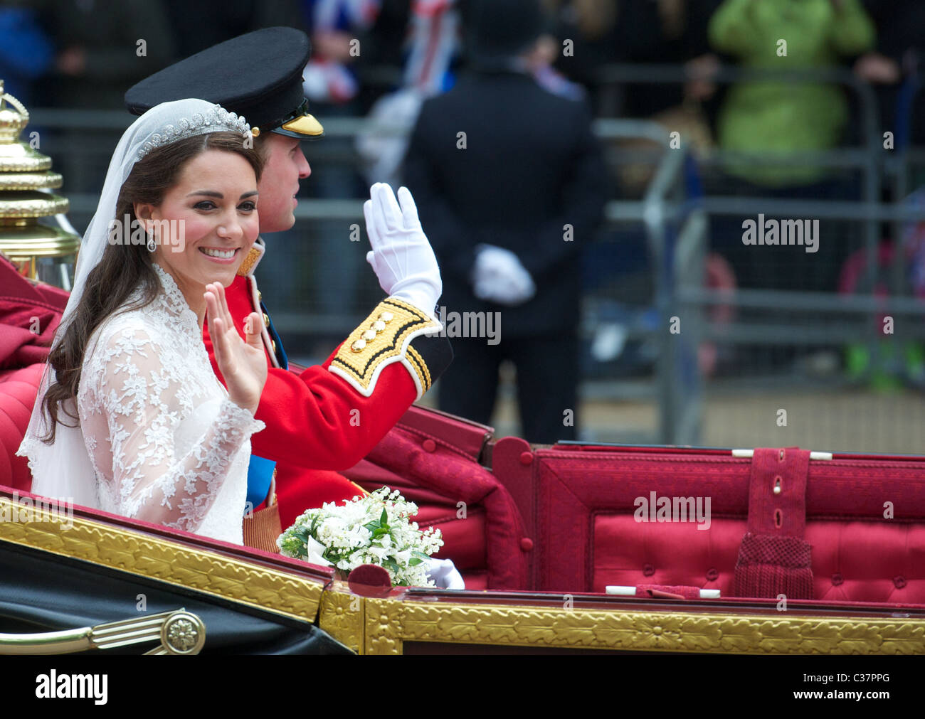 Kate and William ride a carriage from Westminster abbey to Buckingham ...