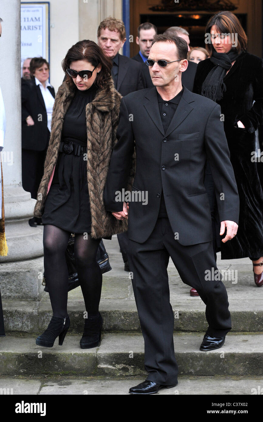 Angela Lonsdale and Perry Fenwick The Funeral of Wendy Richard held at St Mary's Church Marylebone London, England - 09.03.09 Stock Photo