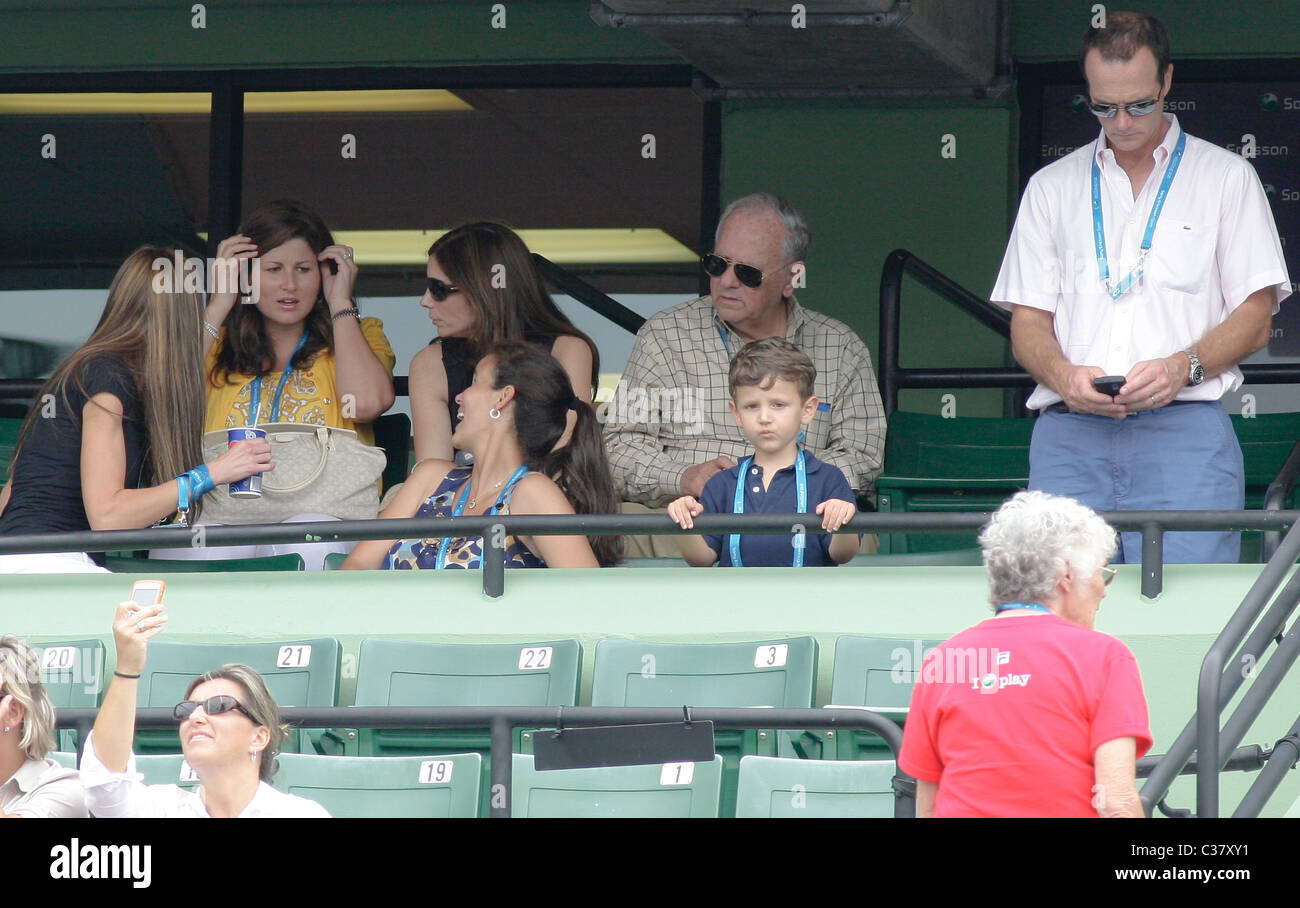 Mirka Vavrinec (in yellow), girlfriend of Roger Federer Celebrities watch during day 7 of the Sony Ericsson Open at the Crandon Stock Photo