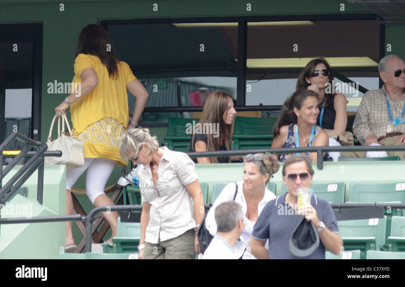 Mirka Vavrinec (in yellow), girlfriend of Roger Federer Celebrities watch during day 7 of the Sony Ericsson Open at the Crandon Stock Photo