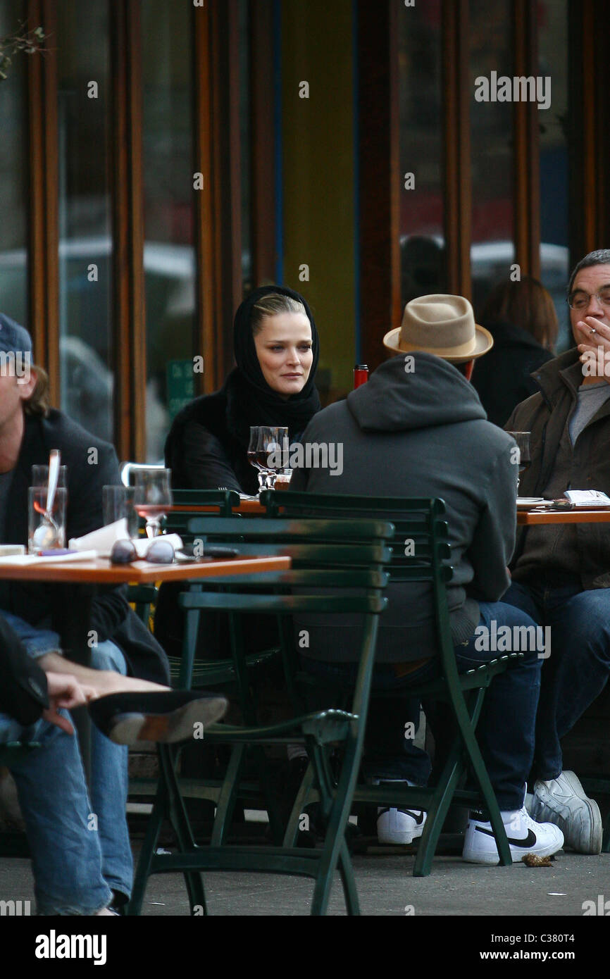 Estonian model Carmen Kass having dinner with friends at a Manhattan ...