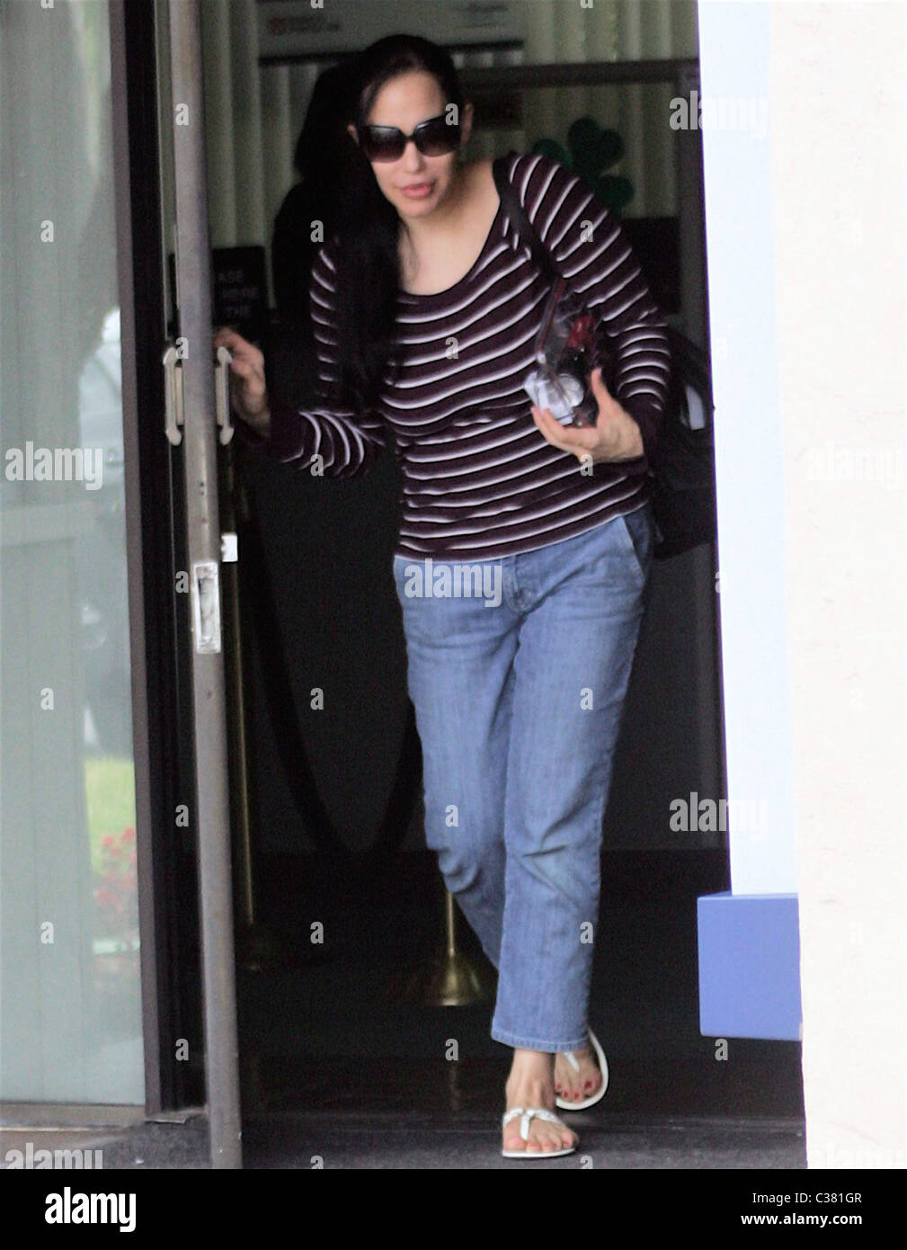 Nadya Suleman, aka Octomom, checks out a Weather X Radio/Flashlight as she leaves a bank Los Angeles, California - 11.03.09 Stock Photo