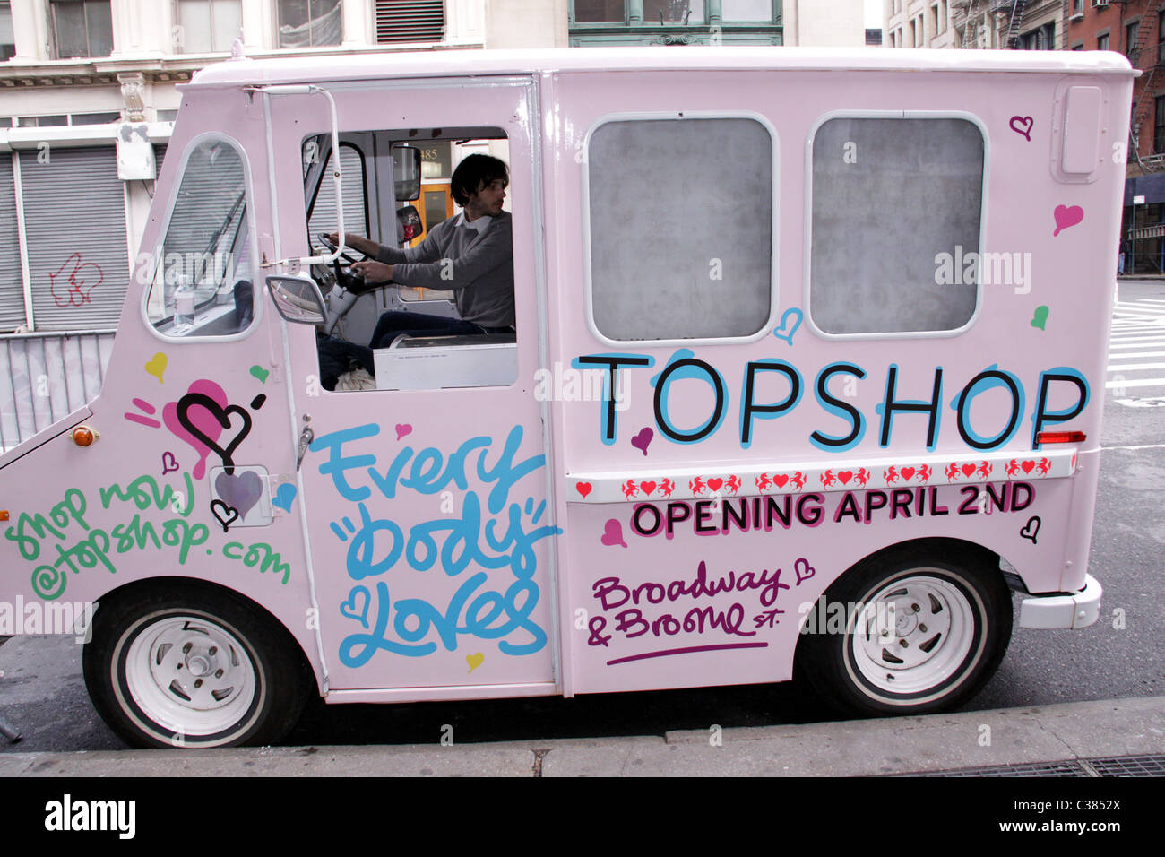 Topshop truck Topshop New York flagship store opening in Soho New York  City, USA - 02.04.09 Stock Photo - Alamy