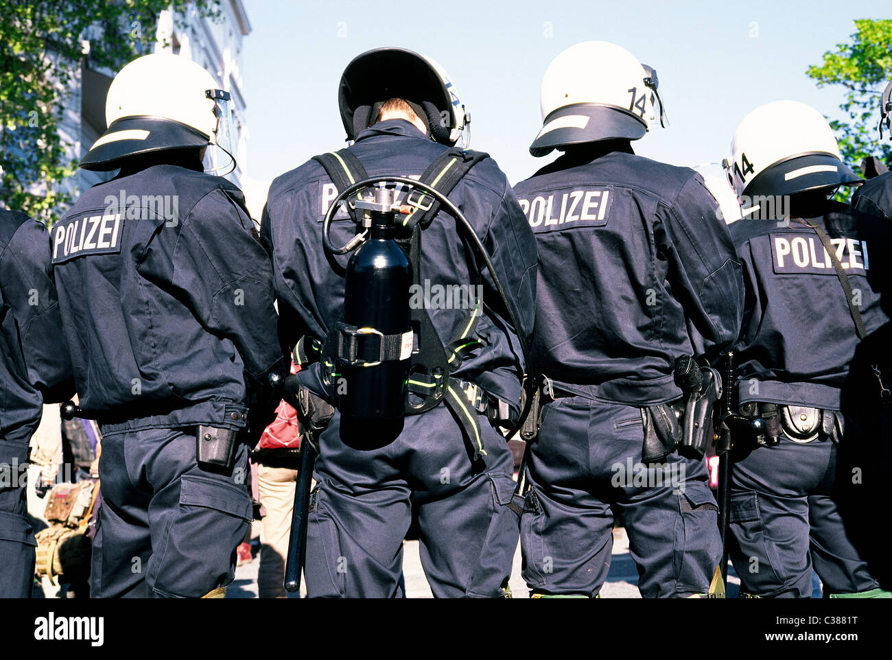 Riot police holding up protesters at Feldstrasse during the annual May Day demonstration in Sankt Pauli in Hamburg. Stock Photo
