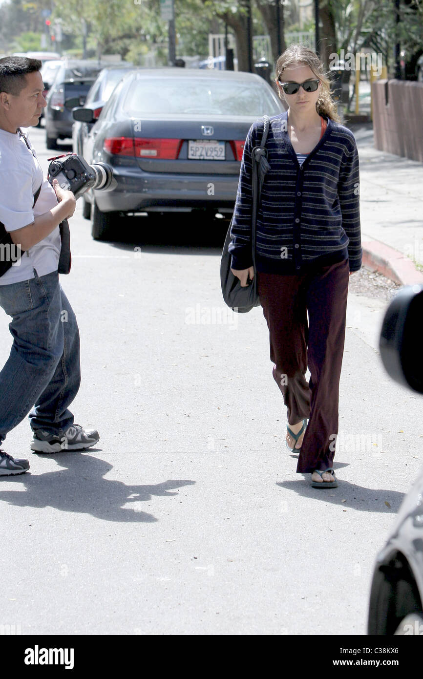 Natalie Portman returns to her car after leaving an office building Los Angeles, California - 26.03.09 Stock Photo