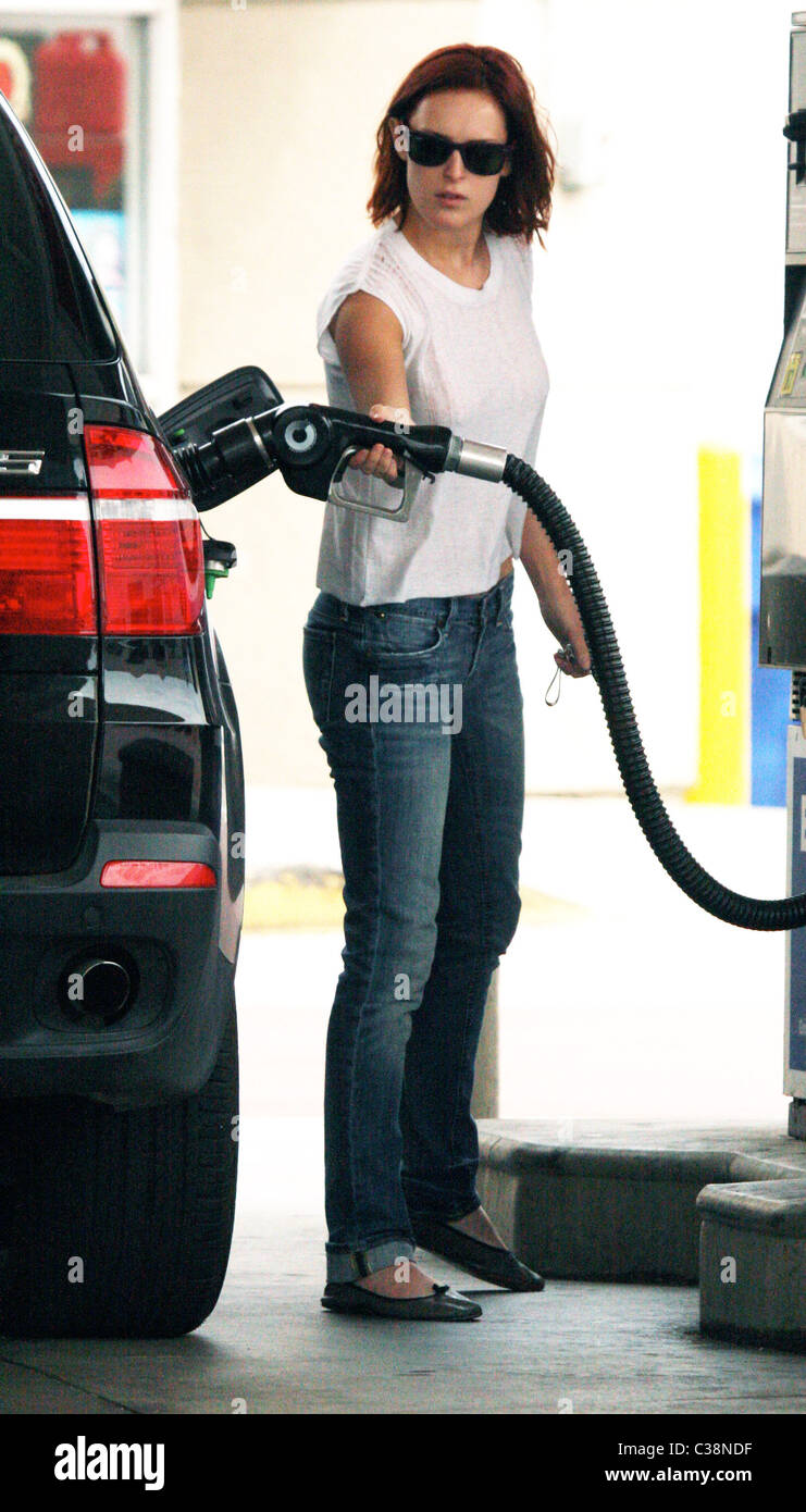 Rumer Willis stops at a Santa Monica gas station to fill her car up