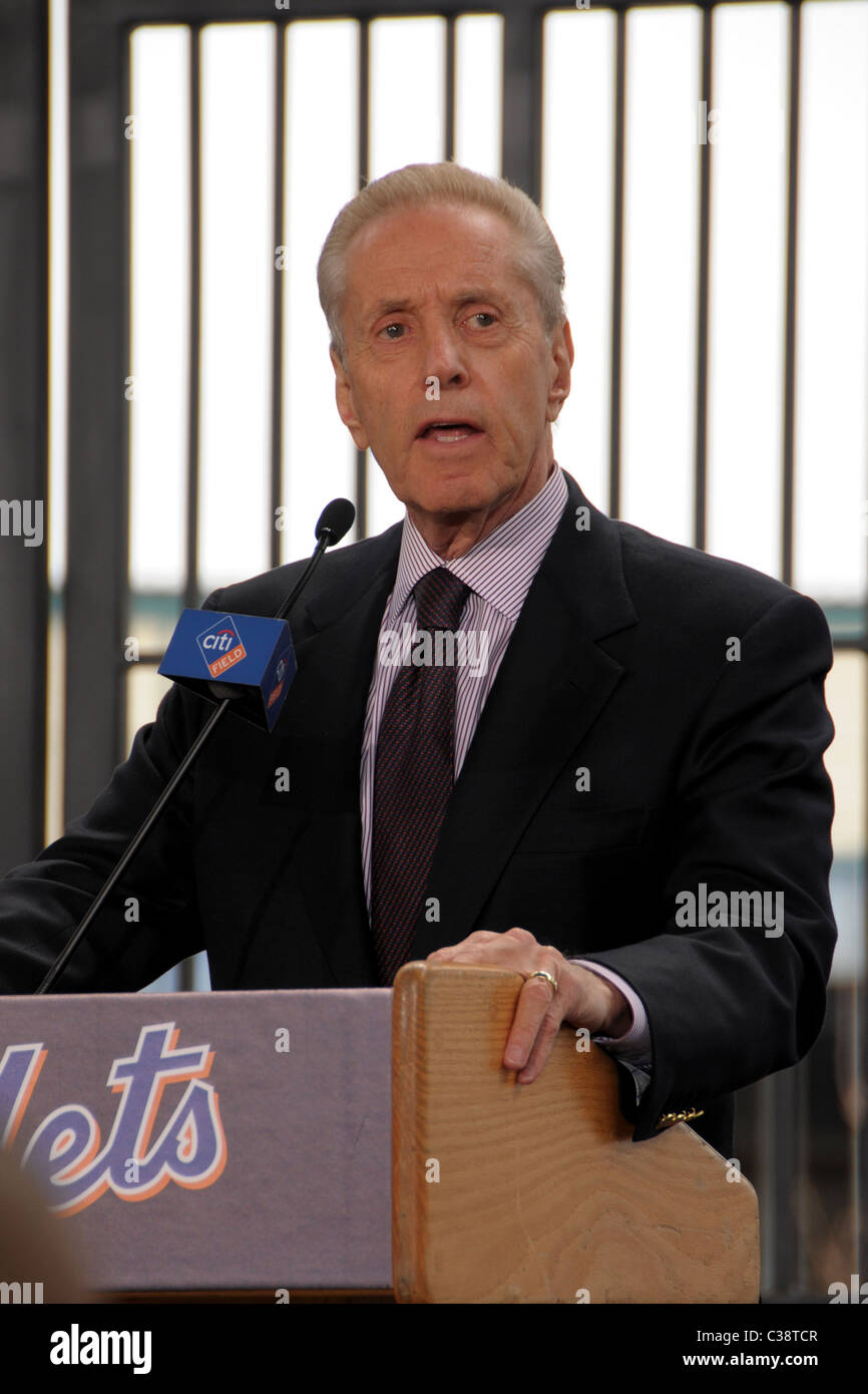 Wilpons reflect on Jackie Robinson Rotunda