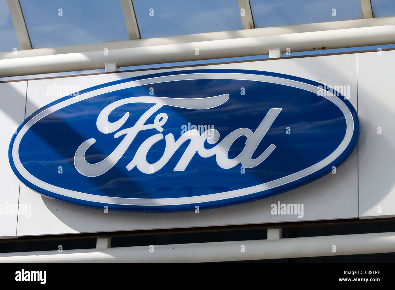 Ford sign at a dealership in Cambridge Stock Photo