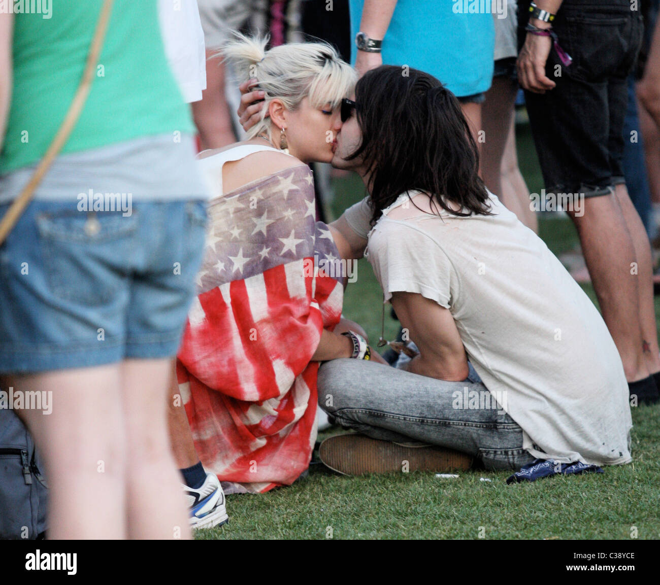 Agyness Deyn and her new boyfriend Alex Greenwald of the band Phantom  Planet share a passionate kiss at Coachella Music Stock Photo - Alamy