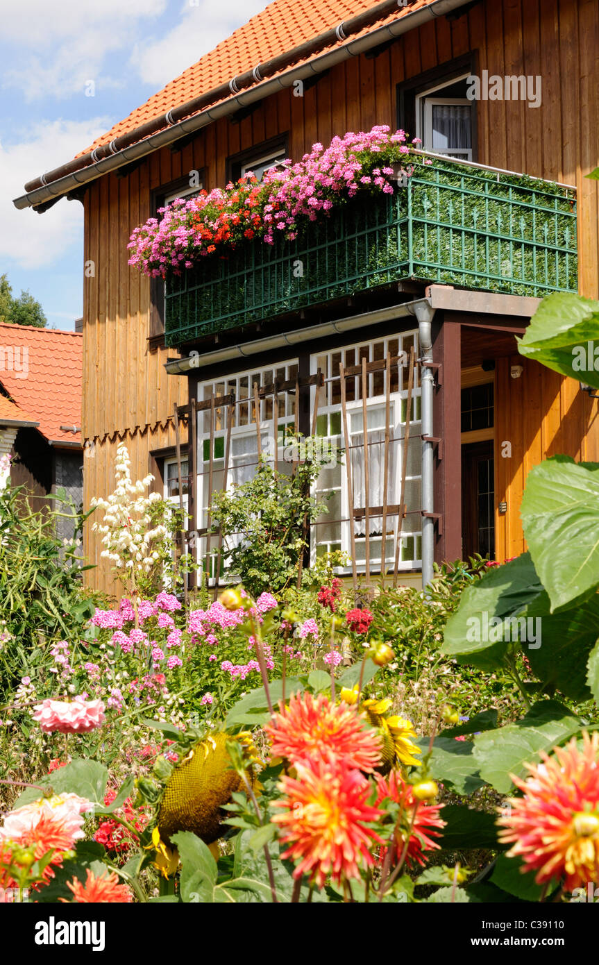 Haus mit schönem Vorgarten, Ilsenburg, Deutschland. - House with beautiful front yard, Ilsenburg, Germany. Stock Photo