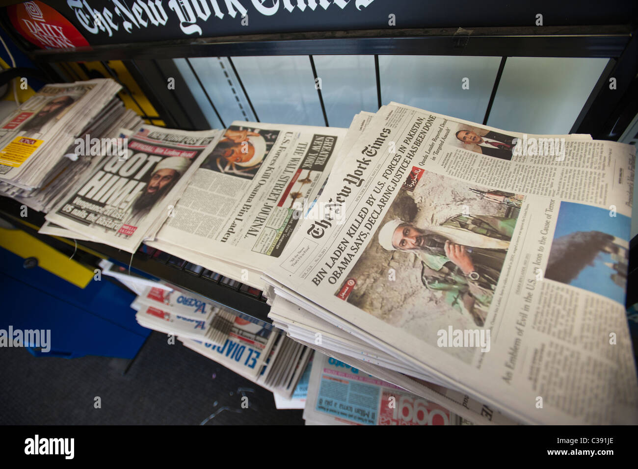 Newspapers At A News Stand In New York On Monday May 2 11 Report On The Killing Of Terrorist Osama Bin Laden Stock Photo Alamy