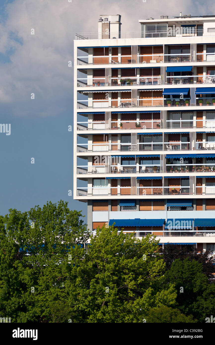 A residential block dating back to the 70's (Vichy France). Immeuble — free download