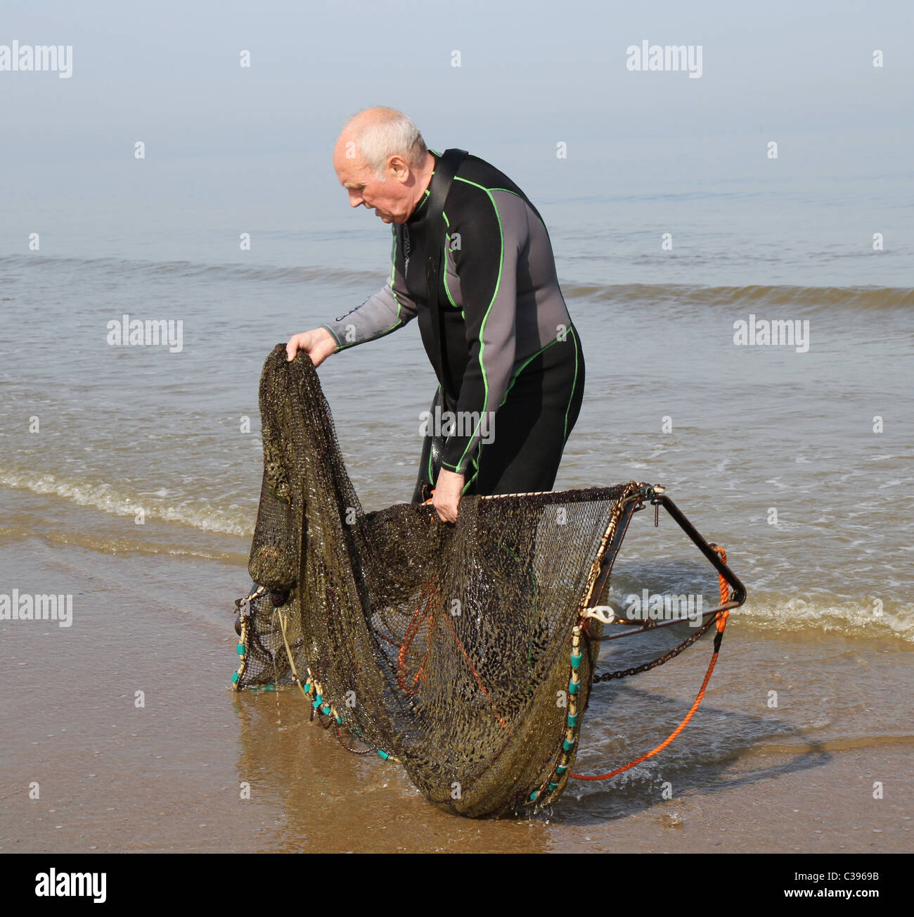 https://c8.alamy.com/comp/C3969B/a-fisherman-catching-shrimp-in-the-north-sea-in-the-old-fashioned-C3969B.jpg