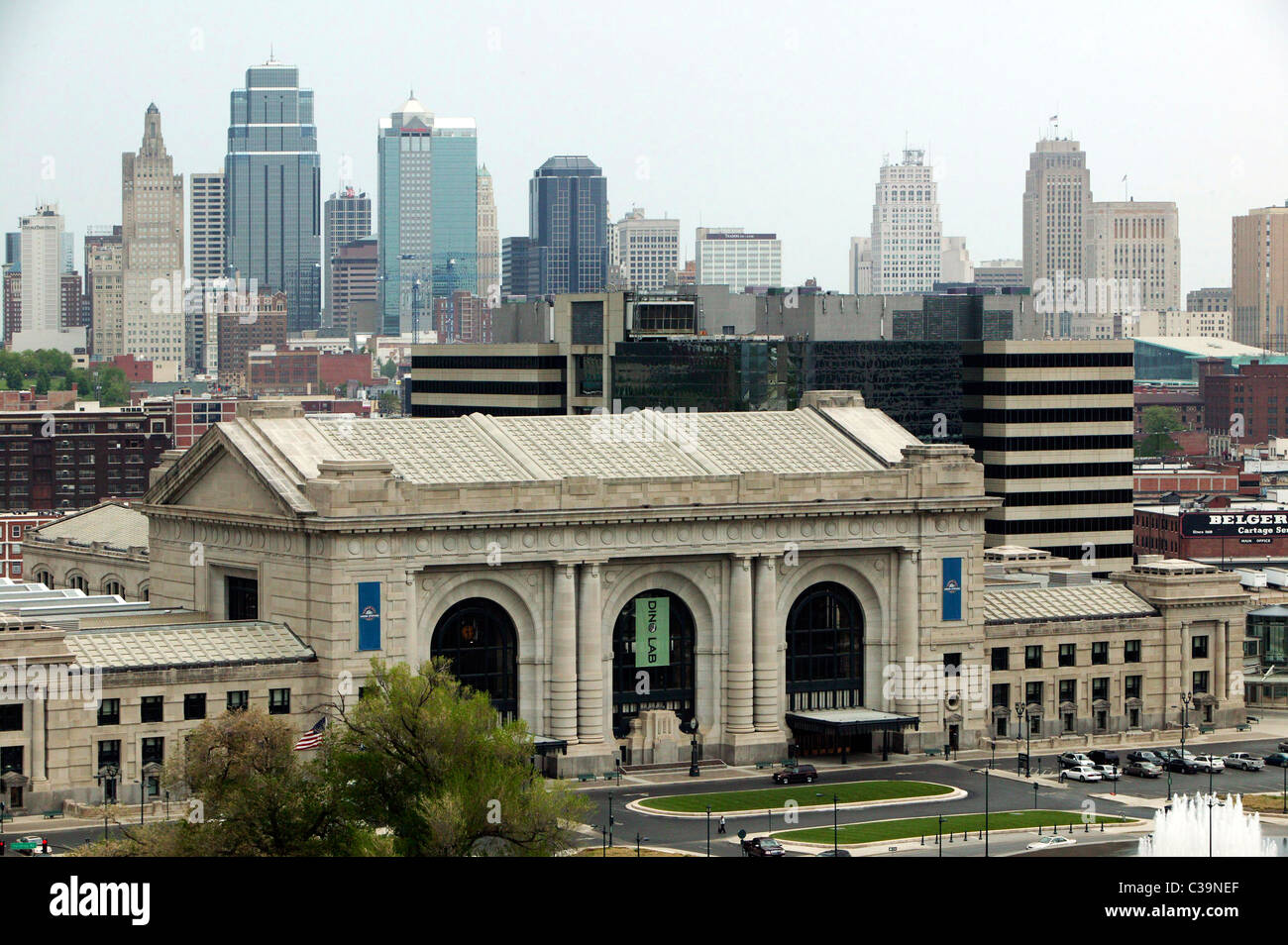 Uskc Union Station and the Kansas City skyline in Kansas City, MO Stock ...
