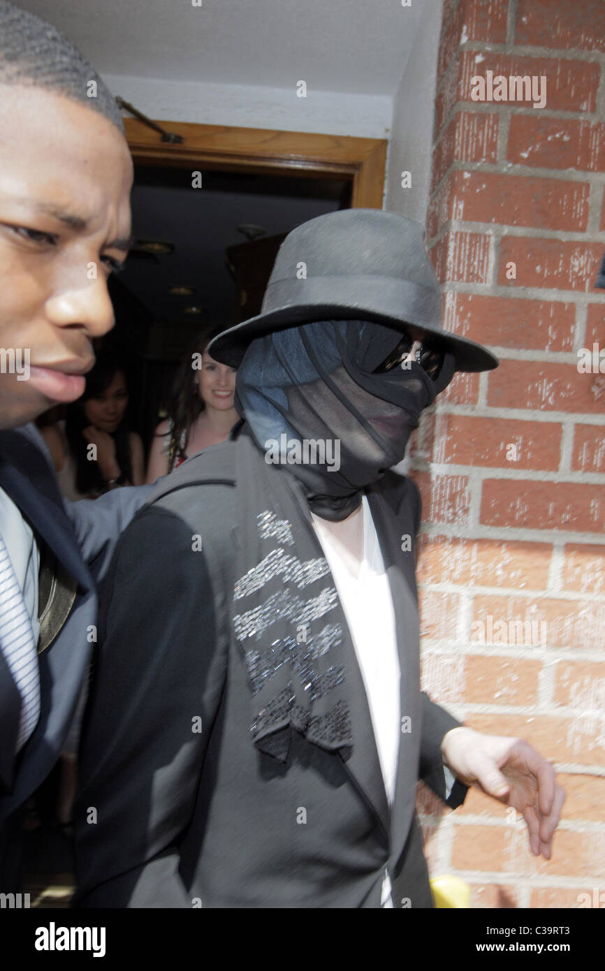 Michael Jackson hides his face under a black scarf, sunglasses and hat, as  he leaves a medical center. Los Angeles, California Stock Photo - Alamy