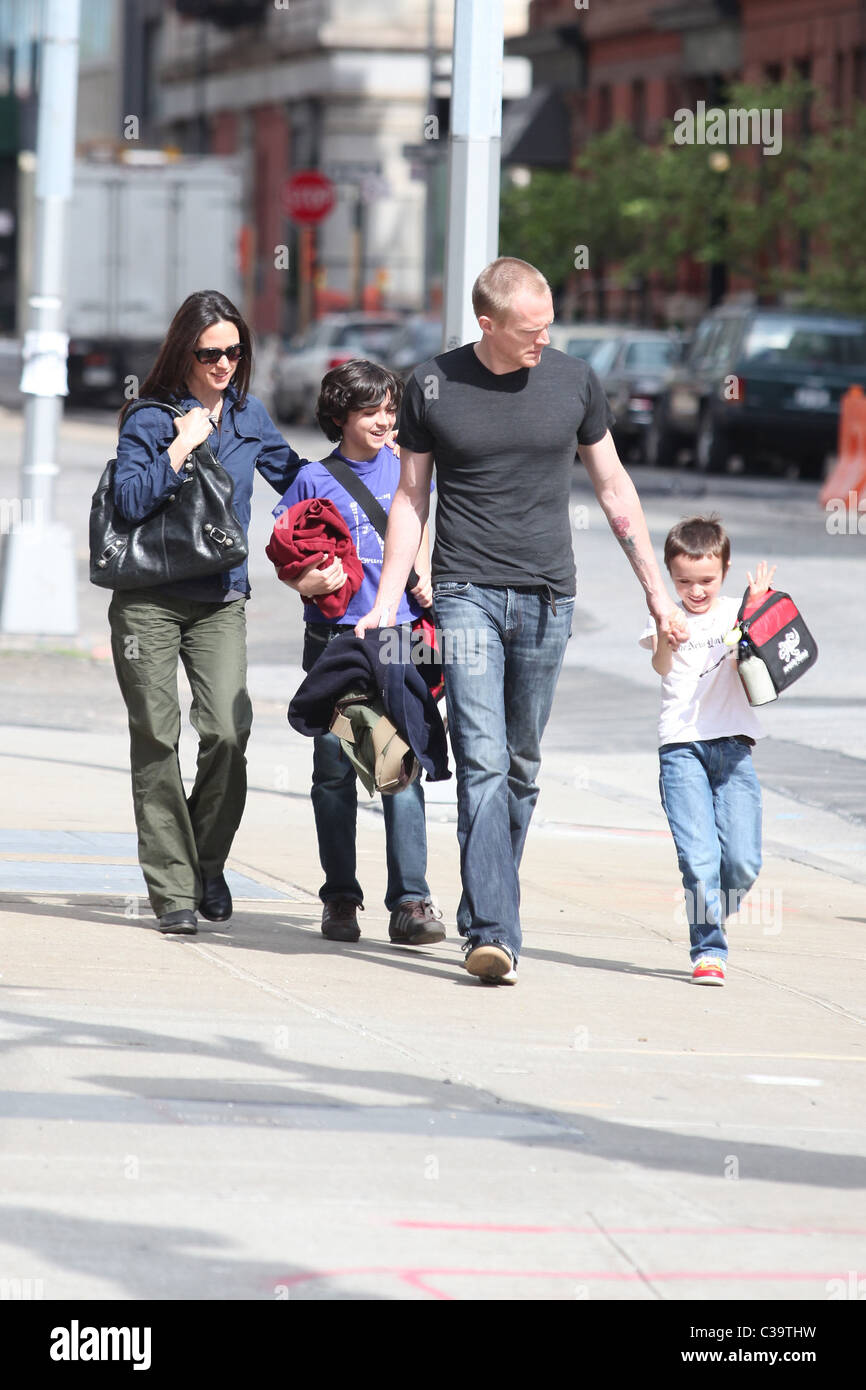 Jennifer Connelly and Paul Bettany pick up their children, Kai and Stellan,  from school New York City, USA - 12.05.09 Stock Photo - Alamy