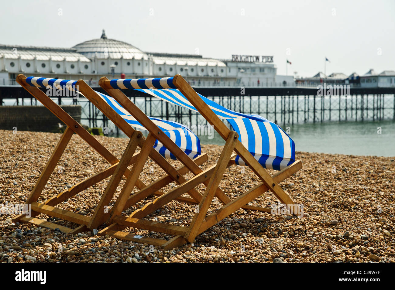 Deck chair brighton seafront hi-res stock photography and images - Alamy