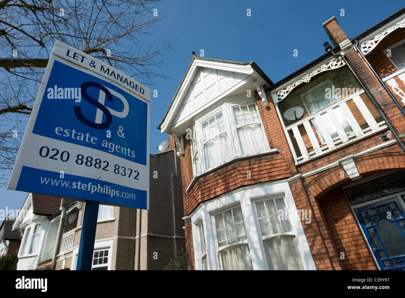 'House to let' sign in front of a house in north London Stock Photo