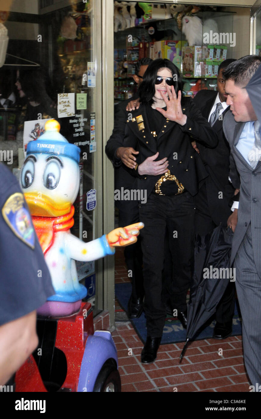 Michael Jackson and his children leave Tom's Toys after a shopping trip Los  Angeles, California -15.05.09 Stock Photo - Alamy