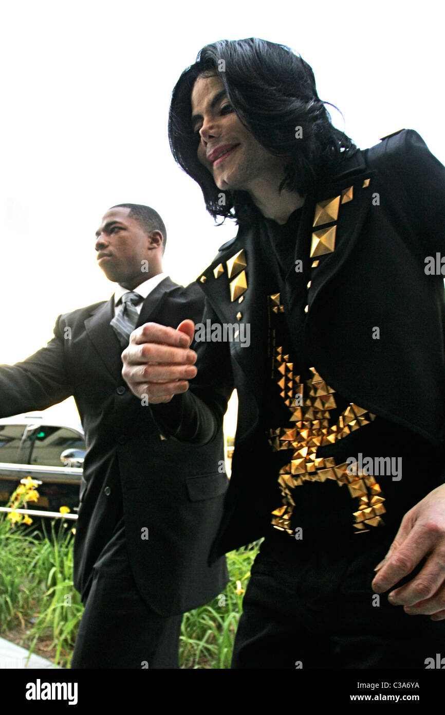 Michael Jackson And His Children Leave Tom's Toys After A Shopping Trip ...