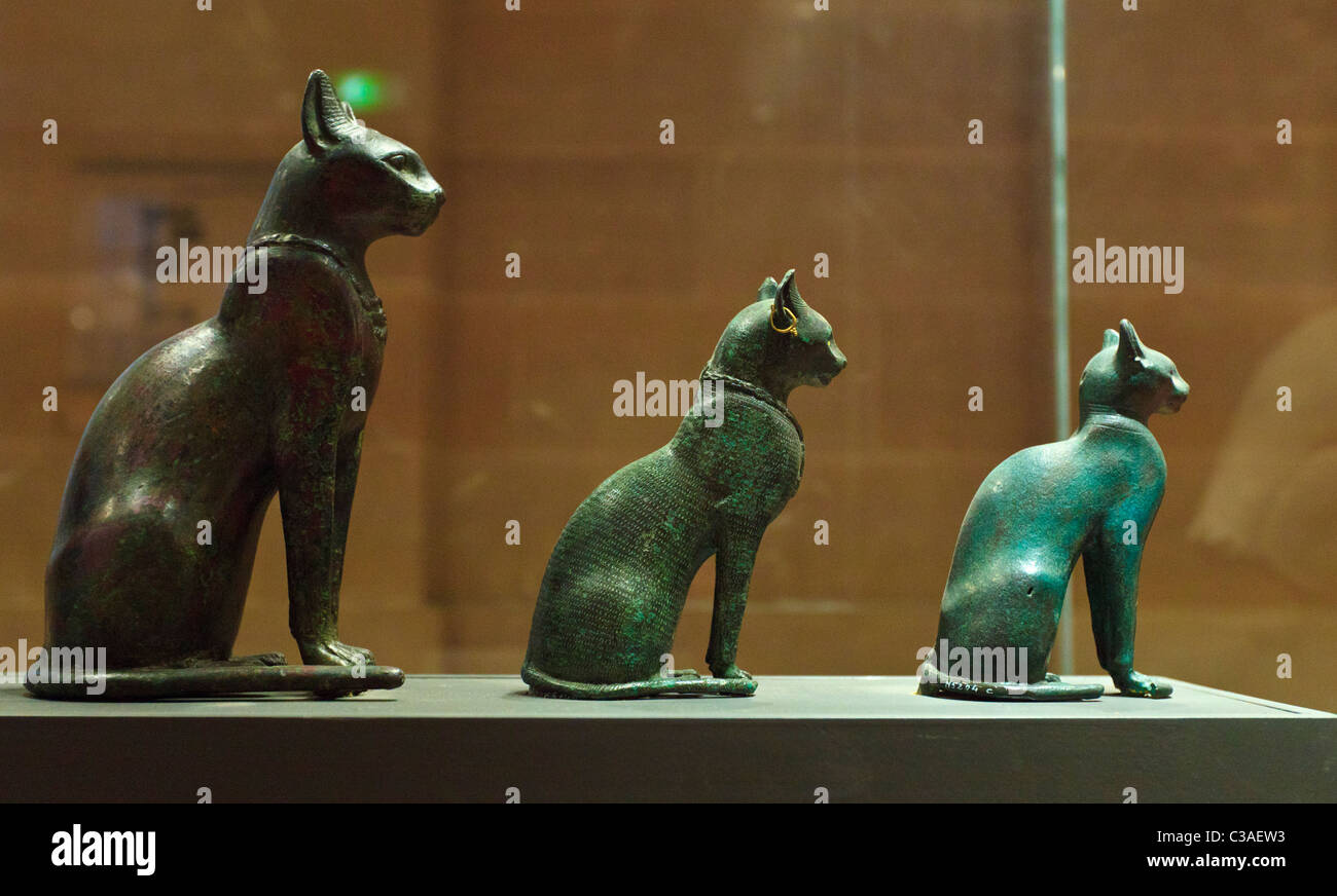 Cat goddess on couch||Cat goddess russian Egyptian bronze cat hi-res stock photography and images - Alamy
