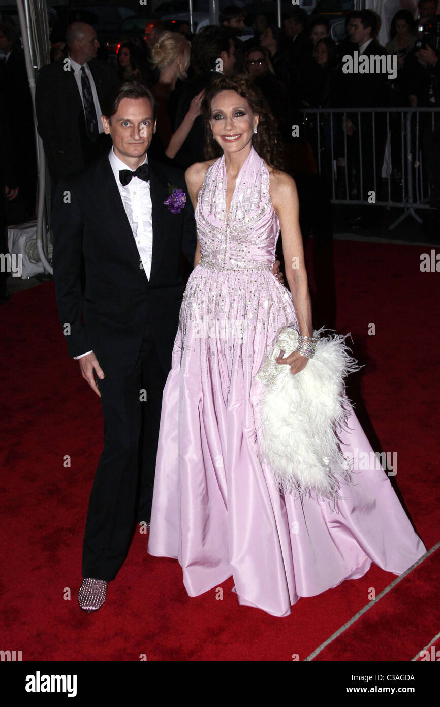 Hamish Bowles and Marisa Berenson  'The Model As Muse: Embodying Fashion' Costume Institute Gala at The Metropolitan Museum of Stock Photo
