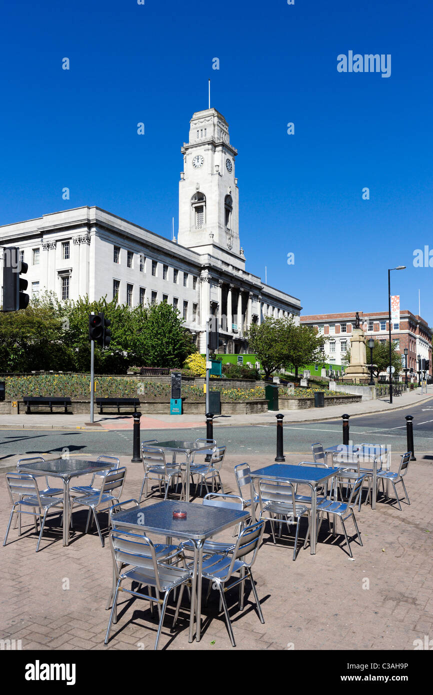 Pavement Cafe in front of the Town Hall on Lancaster Gate in the town centre, Barnsley, West Yorkshire, UK Stock Photo