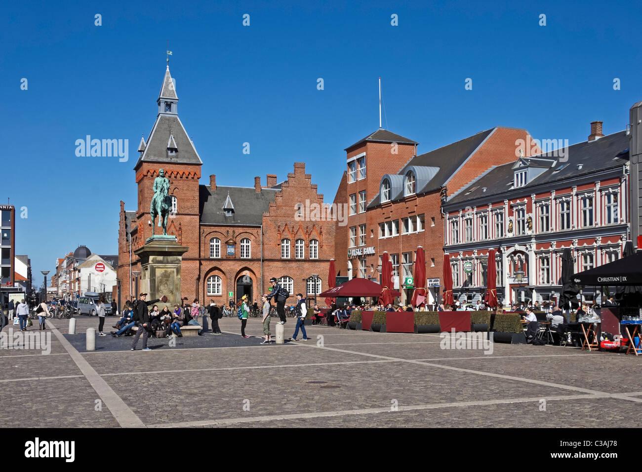 Cafe culture in Torvet (The Square) in the centre of Esbjerg with Tourist Information left and Dronning Louise restaurant right. Stock Photo