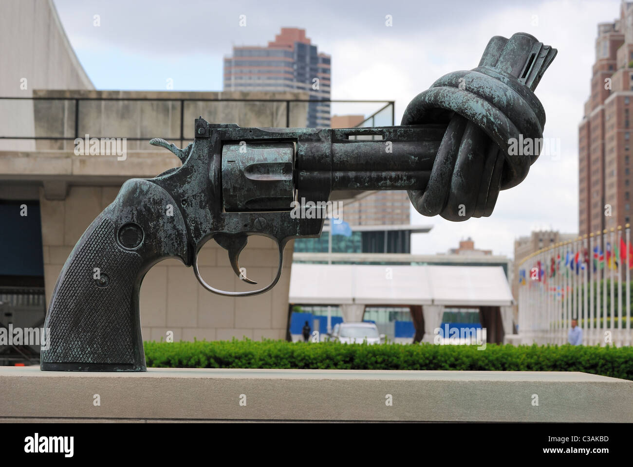 The Sculpture 'Non Violence' by Carl Fredrik Reuterswärd, a symbol of peace at the United Nations Headquarters in New York City. Stock Photo