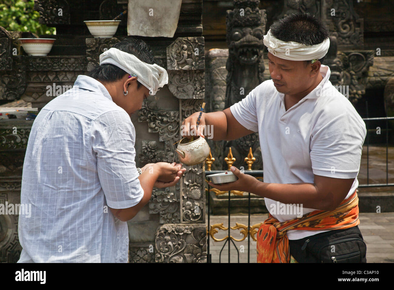BALINESE in a purifying ritual at PURA TIRTA EMPUL a Hindu Temple complex and cold springs  - TAMPAKSIRING, BALI, INDONESIA Stock Photo
