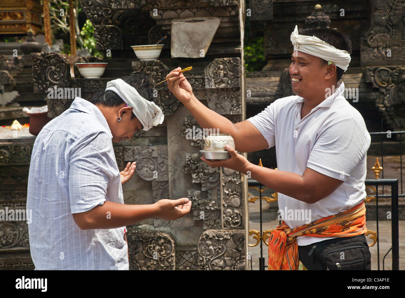 BALINESE in a purifying ritual at PURA TIRTA EMPUL a Hindu Temple complex and cold springs  - TAMPAKSIRING, BALI, INDONESIA Stock Photo