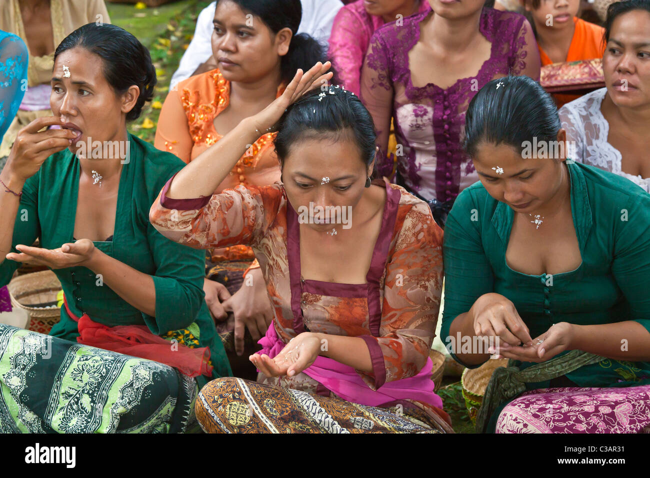 Hindu woman bring offerings to the anniversary ceremony of PURA PRAJAPATI near UBUD - BENTUYUNG SAKTI, BALI Stock Photo