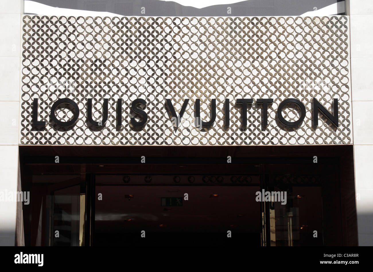 تويتر \ Louis Vuitton على تويتر: #LouisVuitton New Bond Street Maison  Reopening Celebrating the new #LVLondon flagship, home to Louis Vuitton  since 1900. Special guests attended the event